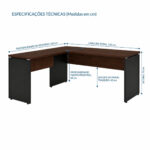 Mesa em L louro e preto com cotas em centímetros Mesa em L louro e preto com setas indicando largura total, retorno, profundidade do tampo e altura do conjunto.