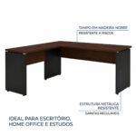 Mesa em L com tampo e apoios destacados na ilustração Mesa em L louro e preto com linhas apontando para o tampo amadeirado, o apoio lateral e as sapatas na base.