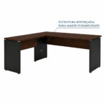 Mesa em L louro e preto com apoio central em destaque Mesa em L com tampos louro e pés pretos, acompanhada de linha que destaca o painel de apoio próximo ao canto interno.
