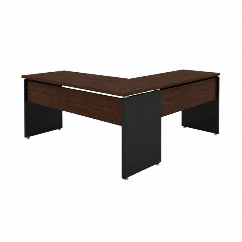 Mesa em L louro e preto vista pelo canto externo, com painel preto em primeiro plano e painéis horizontais amadeirados.