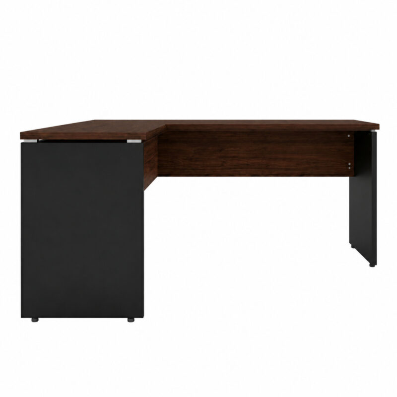 Mesa em L louro e preto com auxiliar à esquerda em primeiro plano, apoio lateral preto e painel amadeirado ao fundo.
