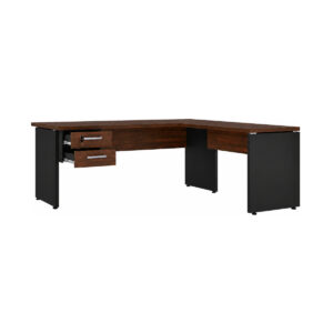 Mesa em L amadeirada e preta, com duas gavetas abertas, chave na gaveta superior e três apoios em painel.