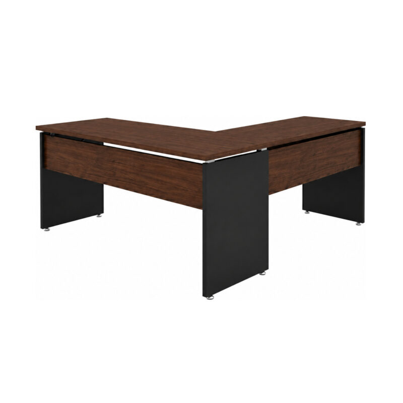 Mesa em L vista pelo lado externo, com dois painéis amadeirados sob os tampos e três apoios pretos com sapatas.