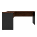 Mesa em L: vista lateral com apoio preto em destaque Mesa em L vista pela lateral, com amplo pé painel preto em primeiro plano e painel amadeirado sob o tampo.