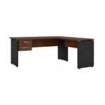 Mesa em L: vista com gaveteiro à esquerda da imagem Mesa em L com duas gavetas fechadas à esquerda da imagem, tampo amadeirado e extensão apoiada em painéis pretos.