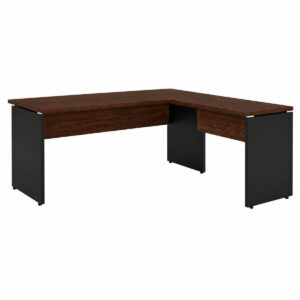 Mesa de escritório em L sem gavetas, com tampos louro, painéis frontais amadeirados e pés pretos em painel.