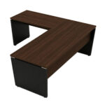Perspectiva elevada da mesa em L Louro e Preto Mesa em L Louro e Preto vista de cima em perspectiva, com tampos amadeirados e pés painel pretos.