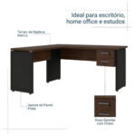 Características da mesa em L com duas gavetas Mesa em L Louro e Preto com chamadas para os tampos, pés painel pretos e gaveteiro de duas gavetas com chave.