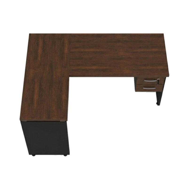 Mesa em L vista por um ângulo elevado, com tampos Louro, pés painel pretos e gaveteiro na extremidade direita.