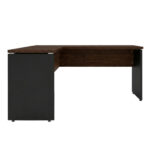 Vista externa da mesa em L Louro e Preto Mesa em L Louro e Preto vista pelo lado externo, com painel frontal amadeirado e pé painel preto em primeiro plano.