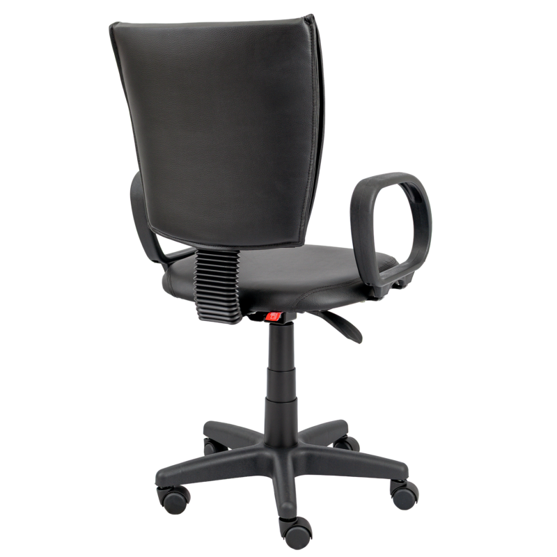 Cadeira B-One Costurada vista por trás em três quartos, com braços Corsa e base preta de cinco pontas.
