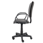 Cadeira B-One Costurada em perfil lateral oposto, com braço Corsa, base giratória e rodízios PP.