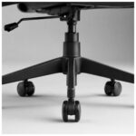 Cadeira Presidente Ergonômica preta em perspectiva frontal com encosto telado, apoio de cabeça e braços.