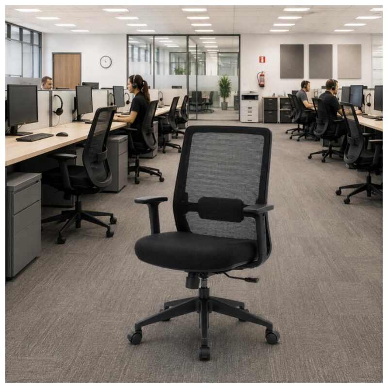 Cadeira de Escritório Ergonômica Vitalis aplicada em escritório operacional com estações de trabalho.