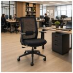 Cadeira de Escritório Ergonômica Vitalis preta ambientada em coworking moderno e profissional.