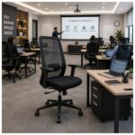 Cadeira de Escritório Ergonômica Vitalis aplicada em escritório corporativo com área de treinamento e reuniões.
