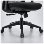 Ultra macro do revestimento preto do assento da Cadeira Ergonômica Vitalis, com destaque para textura e acabamento.