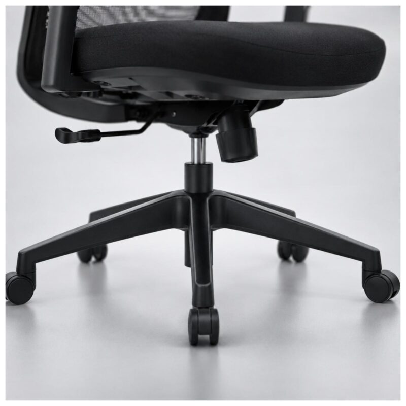 Ultra macro do revestimento preto do assento da Cadeira Ergonômica Vitalis, com destaque para textura e acabamento.