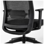 Close-up da fixação do encosto ao conjunto do assento da Cadeira Ergonômica Vitalis preta.