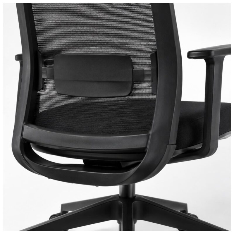 Close-up da fixação do encosto ao conjunto do assento da Cadeira Ergonômica Vitalis preta.