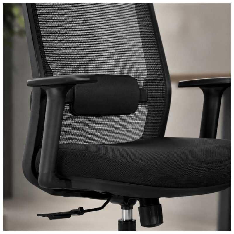 Macro comercial do braço regulável 1D da Cadeira Ergonômica Vitalis, com estrutura em nylon e apoio superior em PU Soft.