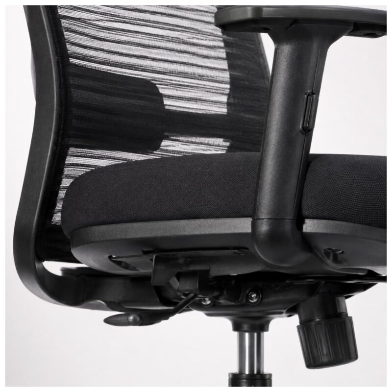 Macro técnico da união entre encosto, braços e assento da Cadeira Ergonômica Vitalis preta.
