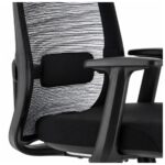 Close-up do apoio lombar ajustável da Cadeira Ergonômica Vitalis integrado ao encosto em tela preta.