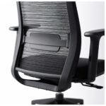 Macro extremo do encosto em tela mesh da Cadeira Ergonômica Vitalis, com destaque para a trama respirável e a moldura preta.