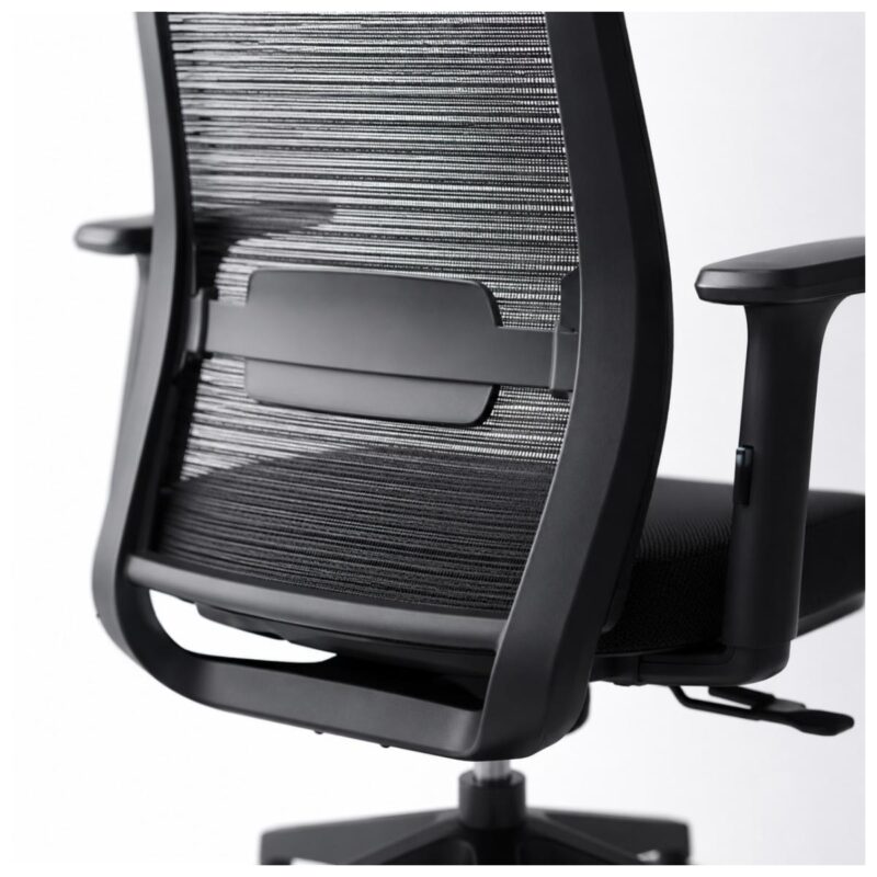 Macro extremo do encosto em tela mesh da Cadeira Ergonômica Vitalis, com destaque para a trama respirável e a moldura preta.