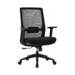 Cadeira de Escritório Ergonômica Vitalis preta em visão comercial, com encosto em tela, apoio lombar, braços reguláveis e base giratória.