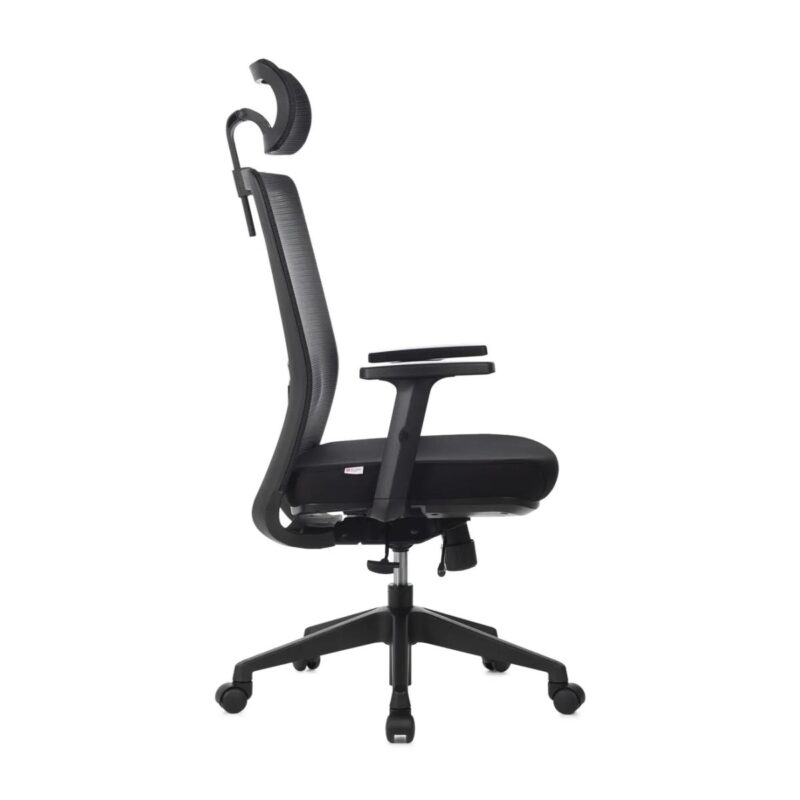 Imagem principal da Cadeira Vitalis em perspectiva comercial, destacando o apoio de cabeça ajustável, o encosto em tela mesh, o apoio lombar, os braços 1D, o assento estofado e a base pentagonal com rodízios.