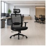 Cadeiras Vitalis pretas em escritório corporativo moderno com mesas de trabalho e iluminação profissional.