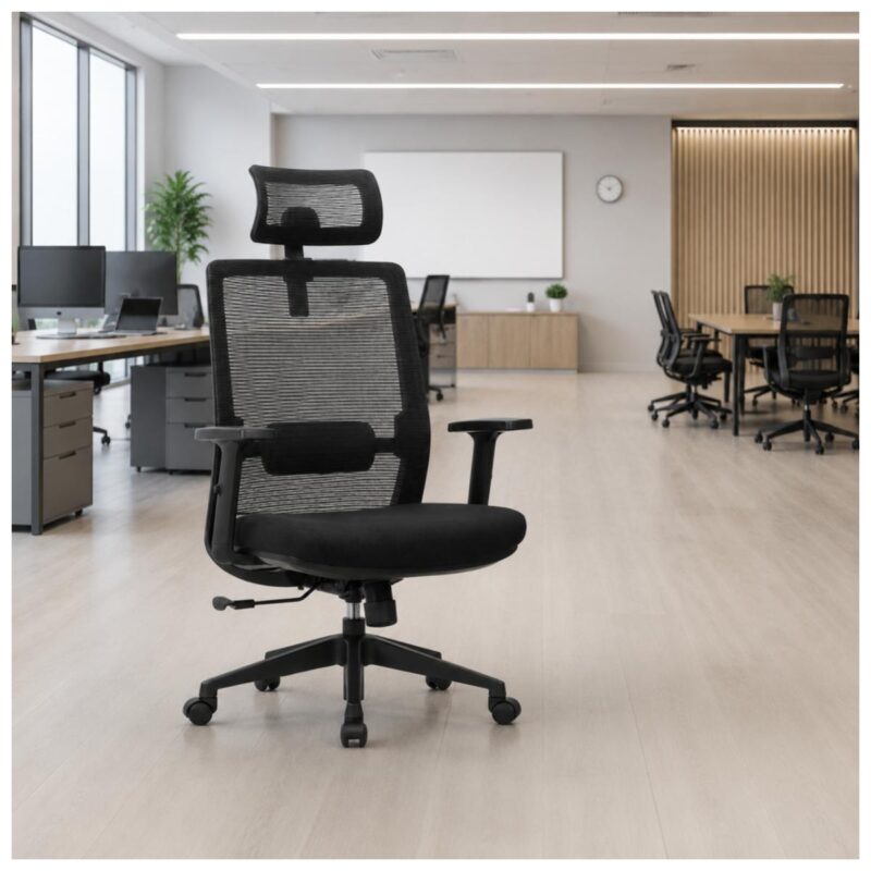 Cadeiras Vitalis pretas em escritório corporativo moderno com mesas de trabalho e iluminação profissional.