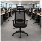 Ambientação da Cadeira Vitalis em sala de reunião corporativa, com mesa central, iluminação profissional e composição sóbria para encontros executivos e tomadas de decisão.