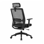 Vista frontal complementar da cadeira, mostrando a simetria do encosto, o apoio lombar integrado, os braços reguláveis em altura, o assento de 50 cm de largura e a base com rodízios duplos.