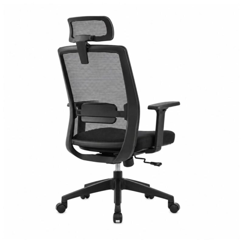 Vista frontal complementar da cadeira, mostrando a simetria do encosto, o apoio lombar integrado, os braços reguláveis em altura, o assento de 50 cm de largura e a base com rodízios duplos.