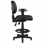 Vista lateral esquerda da cadeira caixa ergonômica NR-17 costurada com Back System, braços e apoio circular para os pés.