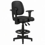 Cadeira caixa costurada ergonômica NR-17 com mecanismo Back System e base de cinco pontas, vista traseira esquerda.