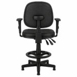 Vista traseira da cadeira caixa ergonômica NR-17 costurada com Back System, apoio para os pés e base preta.