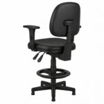 Cadeira caixa ergonômica costurada com mecanismo Back System, braços e apoio para os pés, vista traseira direita.