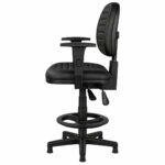 Vista lateral direita da cadeira caixa ergonômica NR-17 costurada com Back System e regulagem de altura.