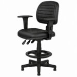 Cadeira caixa ergonômica NR-17 preta com estofamento costurado, Back System, braços e apoio para os pés, vista frontal direita.