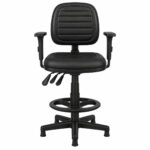 Vista frontal da cadeira caixa ergonômica NR-17 costurada com mecanismo Back System, braços e apoio circular para os pés.