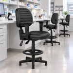 Cadeira caixa ergonômica NR-17 costurada com Back System utilizada em laboratório ou farmácia.