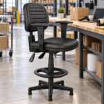 Cadeira caixa costurada ergonômica NR-17 com Back System em posto elevado de conferência de estoque.