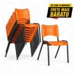 Kit com 10 cadeiras fixas laranja empilháveis, com nove unidades agrupadas e uma cadeira em destaque frontal.