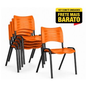 Kit com 5 cadeiras fixas laranja empilháveis, com quatro unidades agrupadas e uma cadeira em destaque frontal.