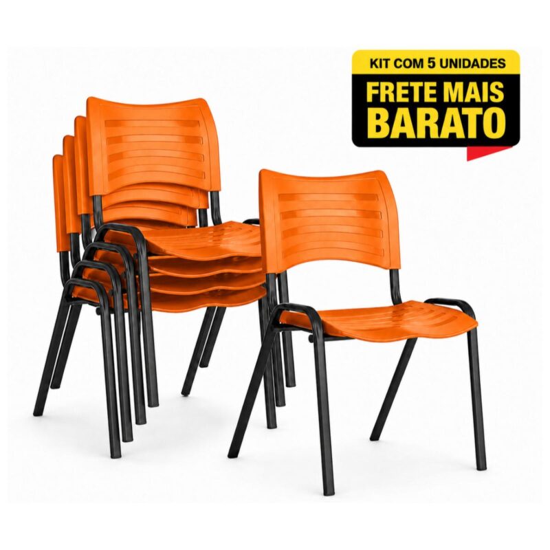 Kit com 5 cadeiras fixas laranja empilháveis, com quatro unidades agrupadas e uma cadeira em destaque frontal.