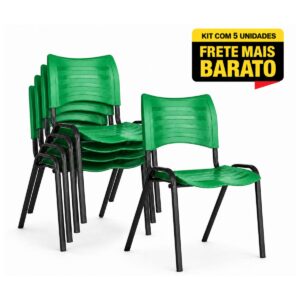 Kit com 5 cadeiras fixas verdes empilháveis, com quatro unidades agrupadas e uma cadeira em destaque frontal.