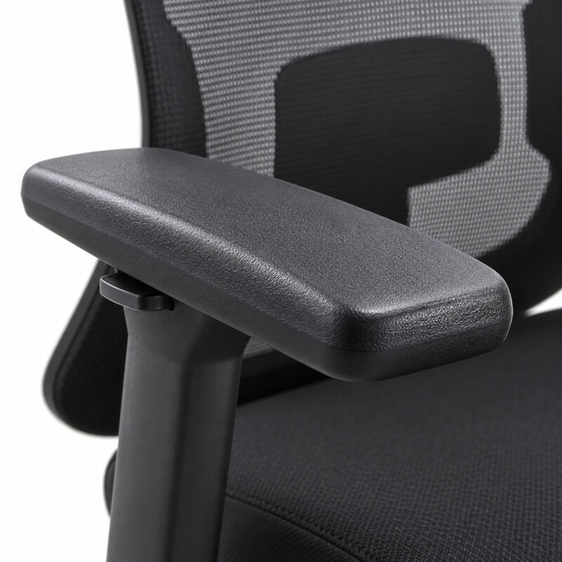 Detalhe do apoio de braço preto e de seu suporte na cadeira de escritório.
